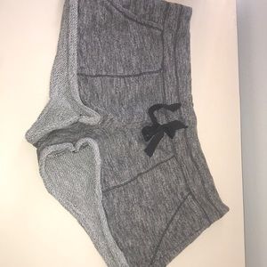 Like new adorable comfy knit drawstring shorts. Size large aerie brand.